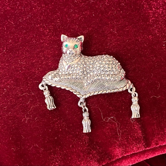 Vintage Avon Cat on a Cushion with Tassels Brooch - Picture 3 of 6